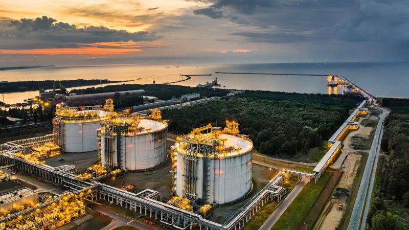 Widok na terminal LNG w Świnoujściu i Morze Bałtyckie wieczorem przy światłach.