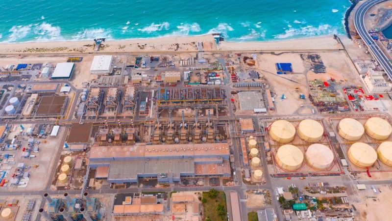 Zakłady przemysłowe na wybrzeżu Dubaju. Widoczne zbiorniki do odsalania wody morskiej