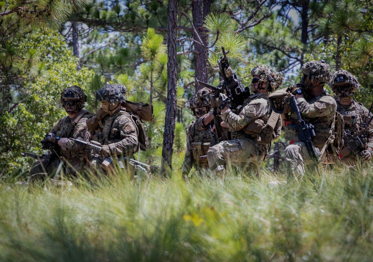 Środowy przegląd mediów; Elitarna jednostka leci na Bliski Wschód; Tarcza Wschód przyspiesza