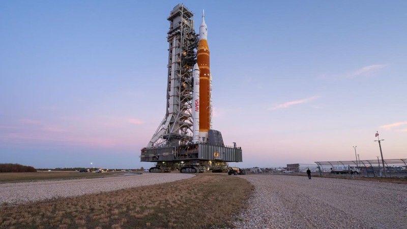 System nośny Space Launch System (SLS) na platformie startowej w Kennedy Space Center na Florydzie.