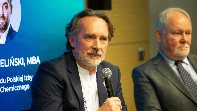 Krzysztof Noga, Prezes Zarządu Elenger Polska, mówi do mikrofonu na scenie podczas panelu