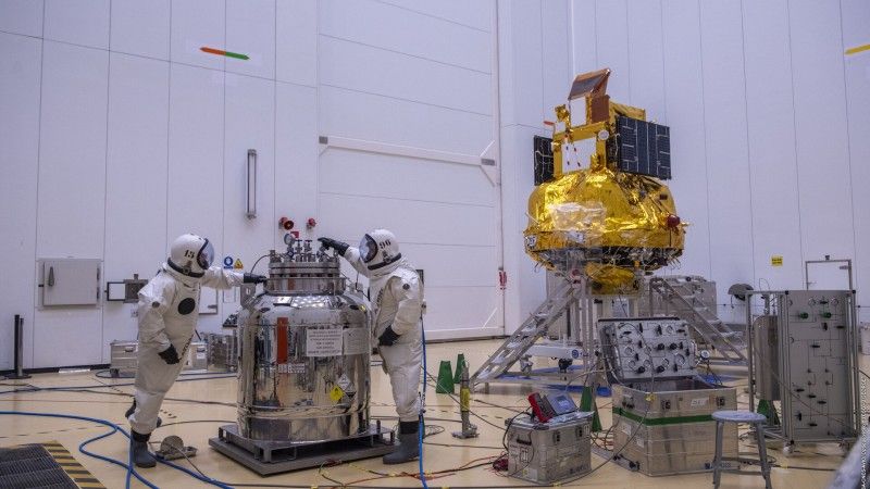 Sonda misji SMILE przygotowywana do rozpoczęcia misji.