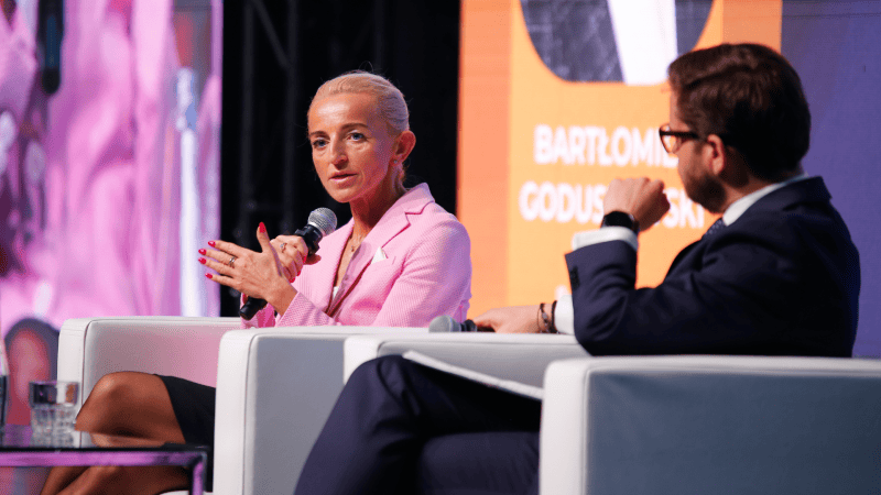 Pani Profesor przemawia do mikrofonu na scenie