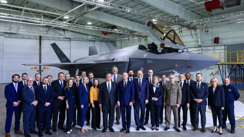 Polska delegacja z Prezydentem Karolem Nawrockim na czele w fabryce Lockheed Martin produkującej samoloty wielozadaniowe F-35.