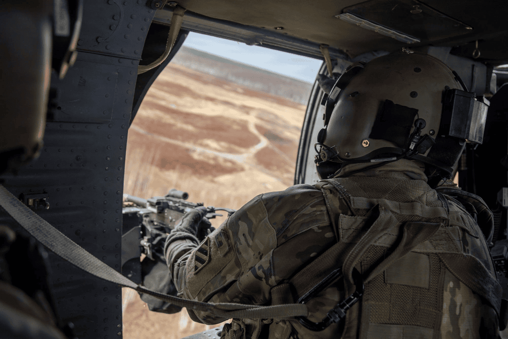 Łotysze ćwiczą strzelanie na Black Hawkach