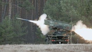 Wystrzelenie szkolnego pocisku rakietowego kalibru 122 mm z wieloprowadnicowej wyrzutni rakiet EuroPULS. Amunicję opracowały Diehl Defence i Elbit Systems, zaś wyrzutnia to efekt współpracy Elbitu i KNDS.