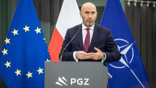 Adam Leszkiewicz, prezes zarządu Polskiej Grupy Zbrojeniowej, przemawia w siedzibie Wojskowych Zakładów Elektronicznych w Zielonce.