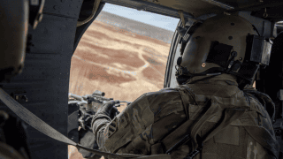 Zdjęcie ze szkolenia podczas którego Łotysze mieli okazję poznać działanie karabinów maszynowych M240H na pokładach śmigłowców UH-60.