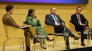 Anna Trudzik mówi do mikrofonu na scenie