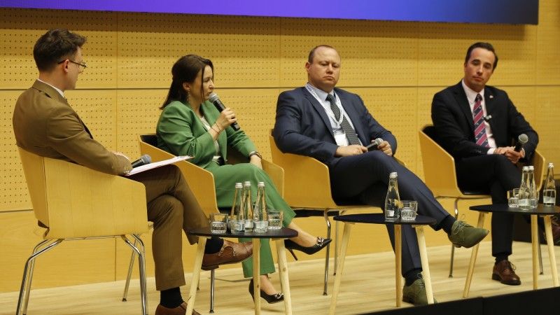 Anna Trudzik mówi do mikrofonu na scenie