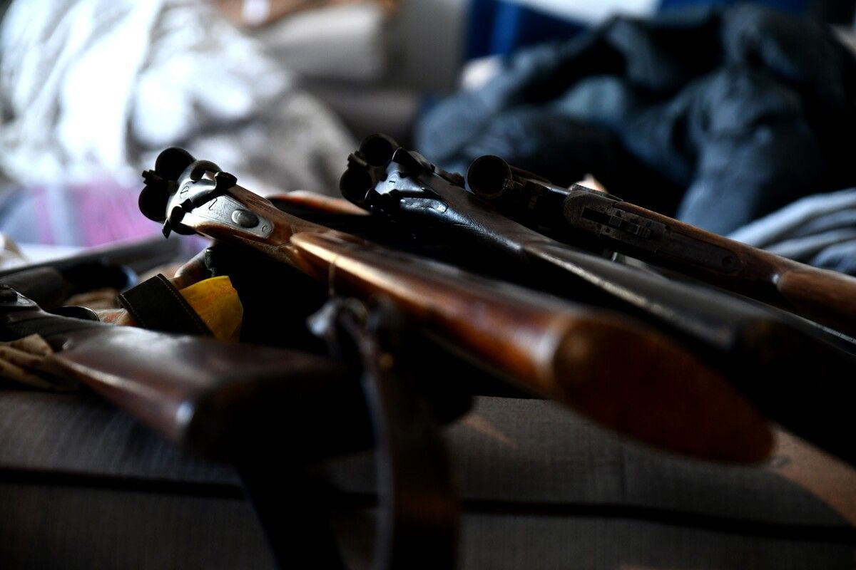 Arsenał ukryty w ścianach. Policja uderza w nielegalny handel bronią