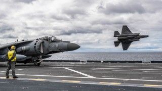 AV-8B i F-35B na lotniskowcu ITS Cavour