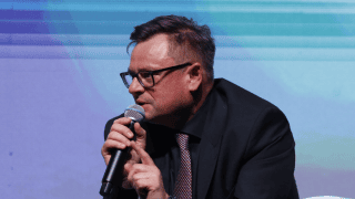 Robert Świerzyński przemawia do mikrofonu