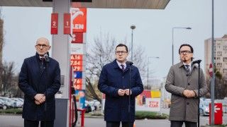 Minister energii Miłosz Motyka, minister aktywów państwowych Wojciech Balczun i prezes Orlenu Ireneusz Fąfara na konferencji prasowej 31 marca 2026 r.