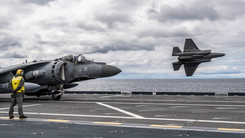 AV-8B i F-35B na lotniskowcu ITS Cavour