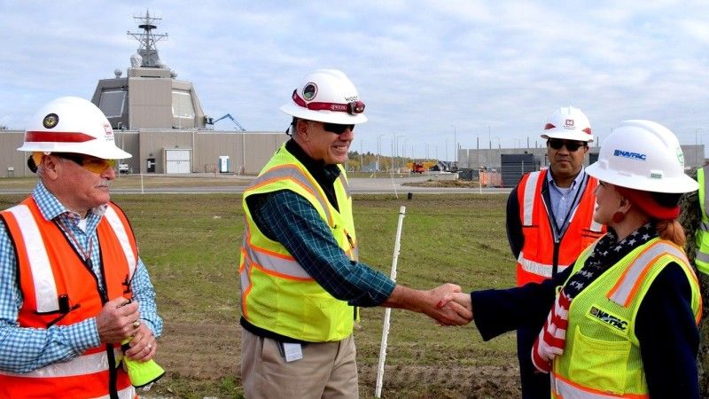 Budynek systemu Aegis Ashore w Redzikowie z widocznymi miejscami na anteny radaru AN/SPY-1 podczas wizyty pani Ambasador Georgette Mosbacher 23 października 2019 roku