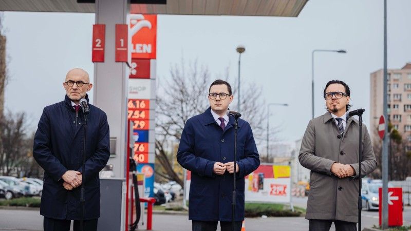 Minister energii Miłosz Motyka, minister aktywów państwowych Wojciech Balczun i prezes Orlenu Ireneusz Fąfara na konferencji prasowej 31 marca 2026 r.