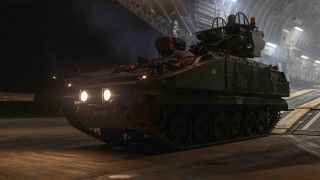 Brytyjski zestaw przeciwlotniczy Stormer HVM podczas rozładunku na Cyprze z pokładu ciężkiego samolotu transportowego C-17 Globemaster III.