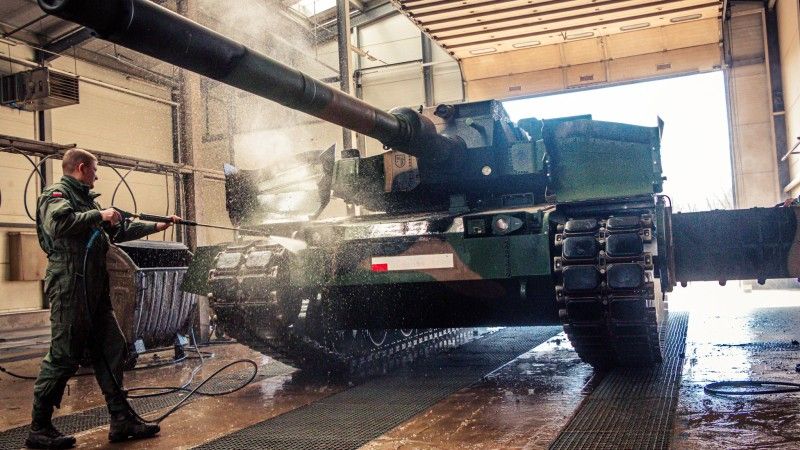 Czołg K2 Black Panther z 15. Giżyckiej Brygady Zmechanizowanej na myjni.