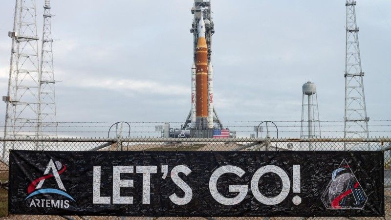 Rakieta SLS na platformie startowej przed startem misji Artemis II.