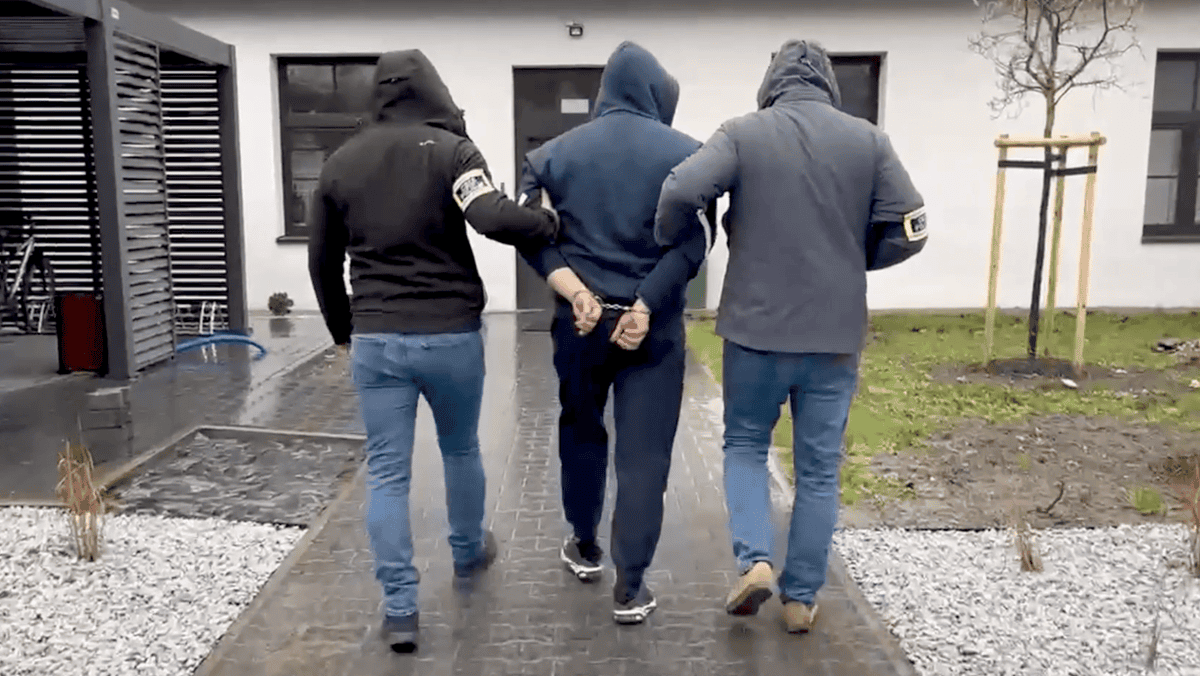 Oszustwa w handlu samochodami. Policja rozbiła gang