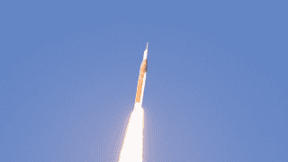 Start rakiety SLS w ramach Artemis II.