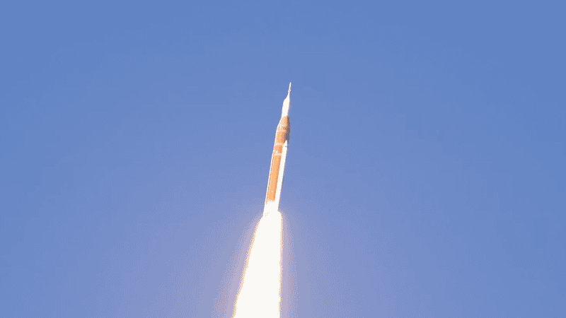 Start rakiety SLS w ramach Artemis II.