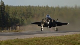 Amerykański F-35A na ćwiczeniach na drogowym odcinku lotniskowym w Finlandii