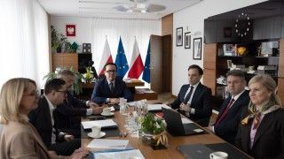 ministrowie siedzą przy wspólnym stole