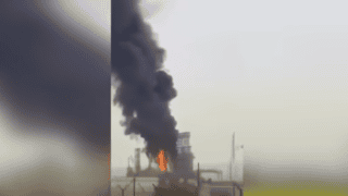 niewyraźne wideo z gęstym dymem nad rafinerią