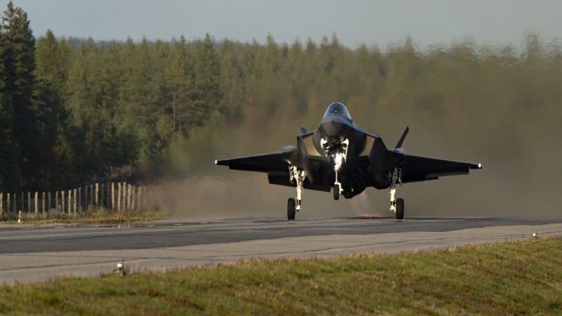 Amerykański F-35A na ćwiczeniach na drogowym odcinku lotniskowym w Finlandii