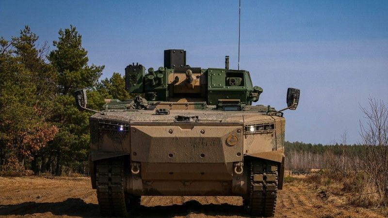 Bojowe wozy piechoty Borsuk z 15. Giżyckiej Brygady Zmechanizowanej na ćwiczeniach.