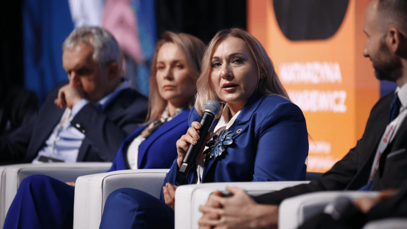 Renaty Mroczek mówi do mikrofonu podczas panelu