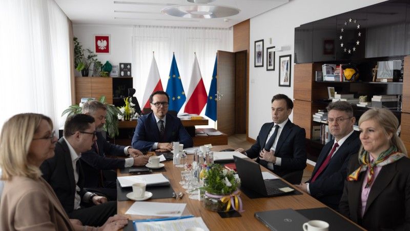 ministrowie siedzą przy wspólnym stole