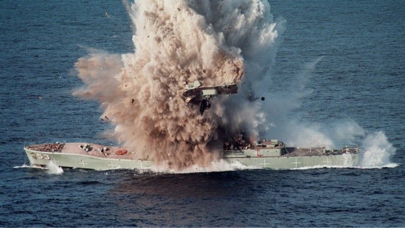 Zatopienie HMAS „Torrens” (DE 53), wycofanego ze służby australijskiego niszczyciela eskortowego, przez ciężką torpedę Mark 48 Mod 4 wystrzeloną z okrętu podwodnego HMAS „Farncomb”, 14 czerwca 1999 roku.