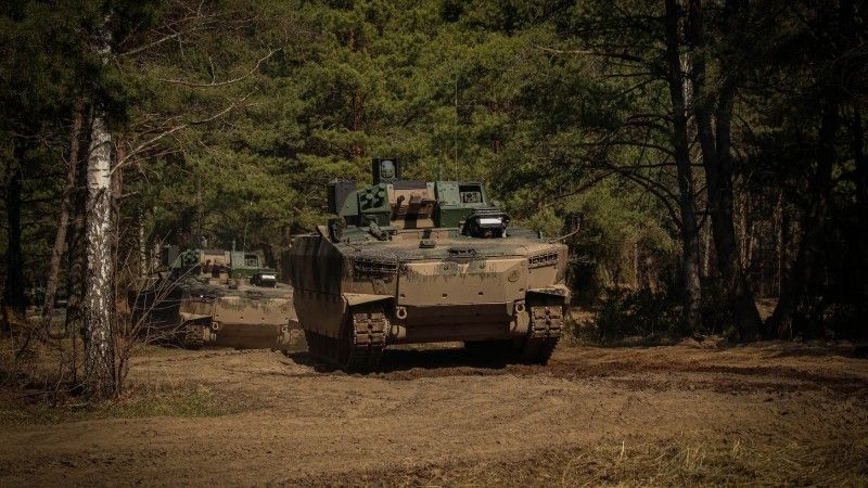 Bojowe wozy piechoty Borsuk z 15. Giżyckiej Brygady Zmechanizowanej na ćwiczeniach.