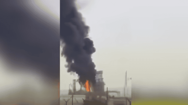 niewyraźne wideo z gęstym dymem nad rafinerią