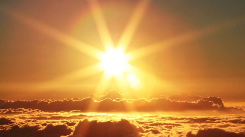 zachodzące słońce nad chmurami