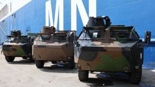 Przekazane Libanowi przez Francję kołowe transportery opancerzone VAB 4x4.