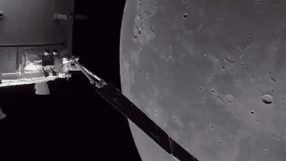 Moment przelotu wokół Księżyca w ramach misji Artemis II.