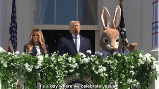 Prezydent USA Donald Trump i Pierwsza Dama USA Melania Trump na balkonie w Białym Domu obok wielkanocnego królika.