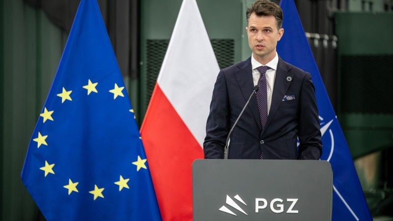 Damian Gorzelany, prezes zarządu Wojskowych Zakładów Elektronicznych S.A., przemawia na uroczystości podpisania umowy inwestycyjnej w sprawie utworzenia Centrum Serwisowo-Produkcyjnego pocisków przeciwlotniczych CAMM w Zielonce.