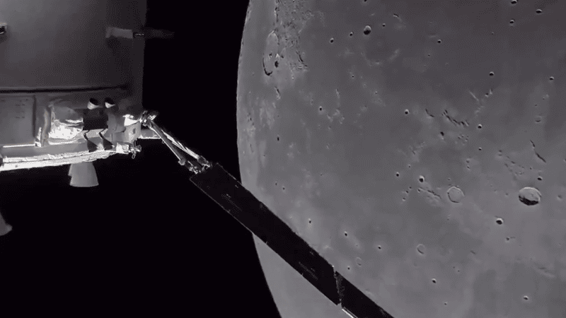 Moment przelotu wokół Księżyca w ramach misji Artemis II.