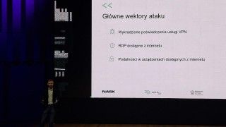Kierownik CERT Polska Marcin Dudek podczas prezentacji Raportu z działalności CERT Polska w 2025 roku
