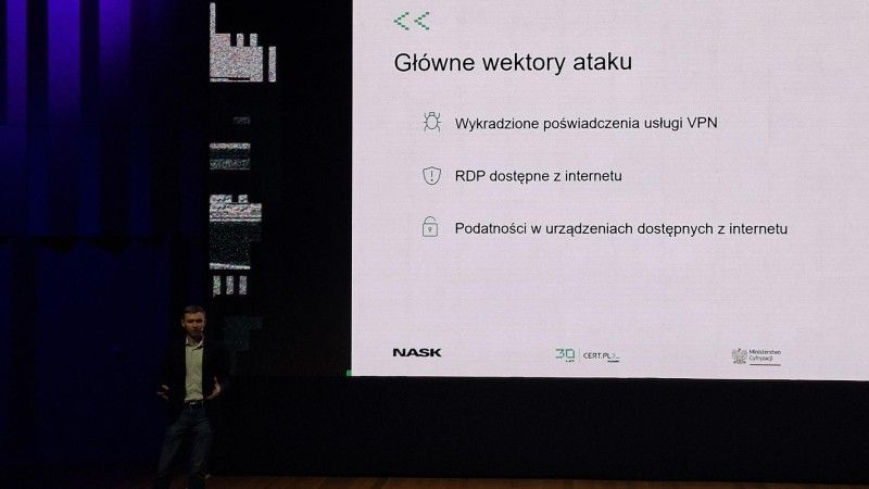 Kierownik CERT Polska Marcin Dudek podczas prezentacji Raportu z działalności CERT Polska w 2025 roku