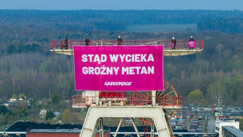 Aktywiści wspięli się na szyb kopalni, rozłożyli tam różowy baner z napisem: Stąd wycieka groźny metan. Greenpeace