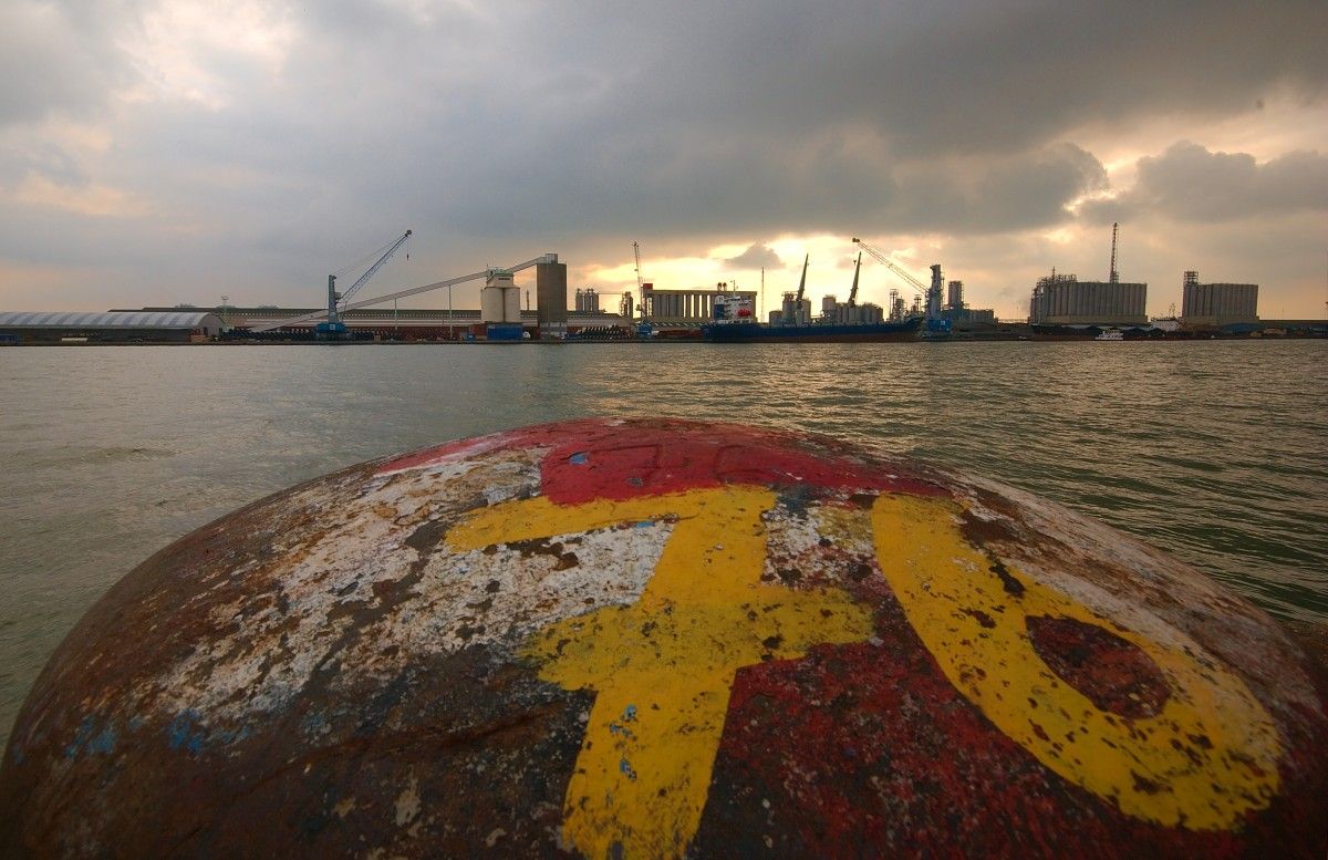 W głównym porcie Belgii wstrzymano ruch. Wyciek ropy zagraża środowisku