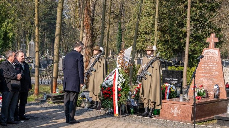 Wicepremier, szef MON Władysław Kosiniak-Kamysz oddał hołd ofiarom katastrofy smoleńskiej