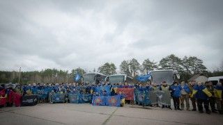 Zdjęcie przedstawiające powracających ukraińskich jeńców 11 kwietnia 2026 r.