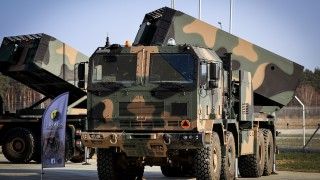 Wieloprowadnicowe wyrzutnie rakiet Homar-K należące do 2. Brygady Artylerii Legionów.